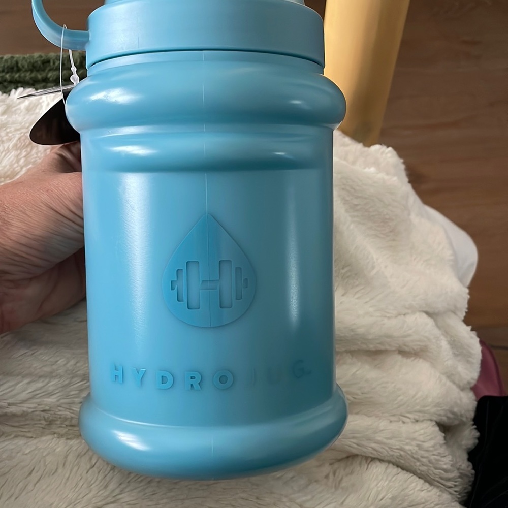 Hydro jug 32 oz plus sleeve and shoulder sling New in original packaging